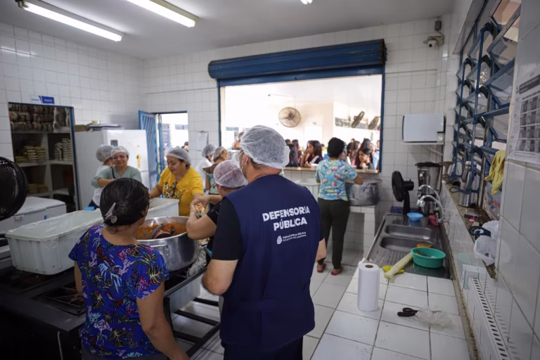 Inspeção da Defensoria aponta acúmulo de livros lacrados e falhas estruturais em escola da Zona Norte