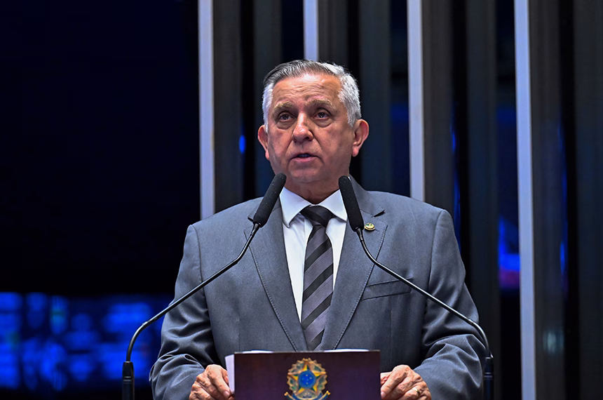 Izalci homenageia professores e defende valorização da categoria