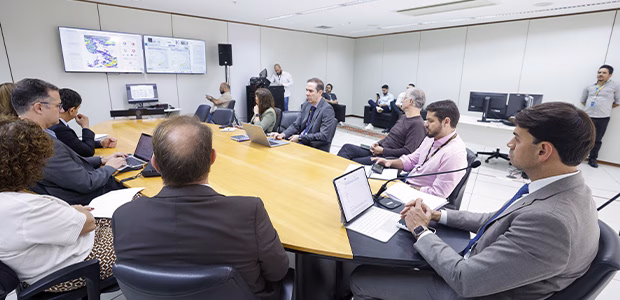 Reunião de integrantes da Sala Nacional de Situação Climática.