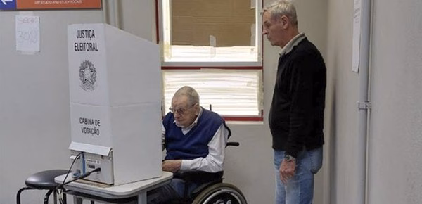 Justiça Eleitoral pelo Brasil: para quem tem mais de 70 anos, votar é escolha e compromisso com a democracia 1 justica eleitoral pelo brasil para quem tem mais de 70 anos votar e escolha e co 1