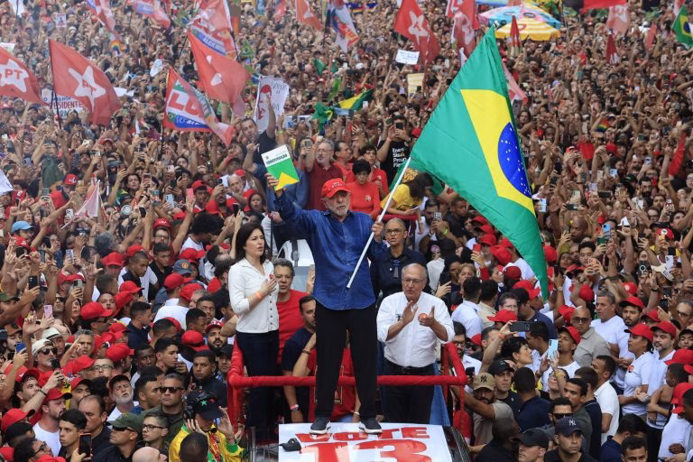 Lula é reeleito presidente com quase 52% dos votos válidos no 2º turno