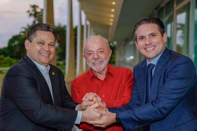 Alcolumbre e Motta visitam Lula no Palácio da Alvorada