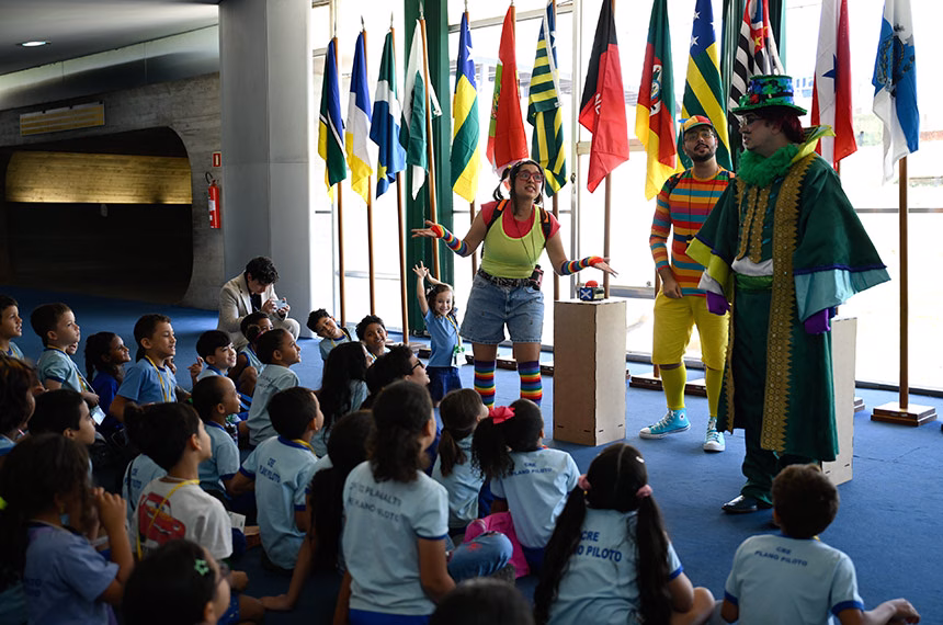 No mês da criança, Congresso tem visita guiada com teatro para público infantil Estudantes na apresentação do Visite Encena, que tem programa especial nos fins de semana e no feriado, até dia 18
