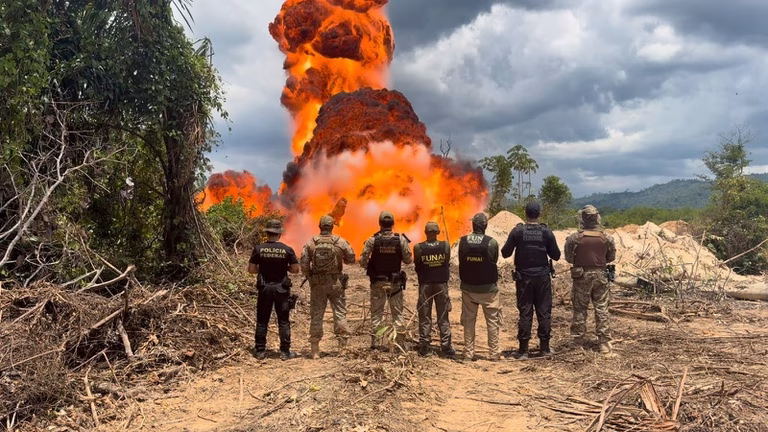 PF e Funai inutilizam equipamentos usados extração ilegal de ouro na Terra Indígena Kayapó Equipamento é destruído quando a remoção do local se torna inviável, para não ser reaproveitado no garimpo
