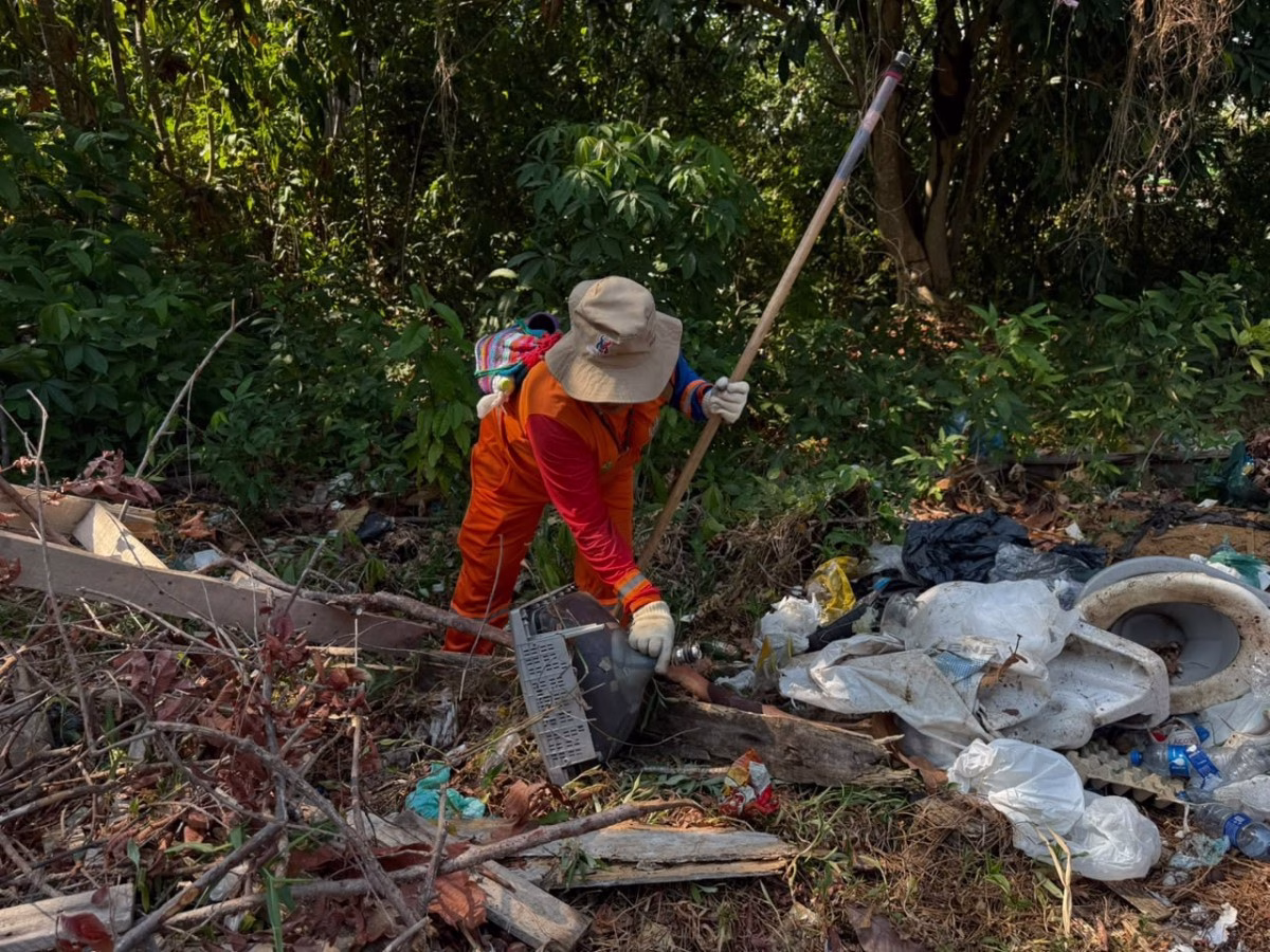Prefeitura de Parintins realiza ação de limpeza no bairro João Novo e alerta sobre descarte irregular de lixo