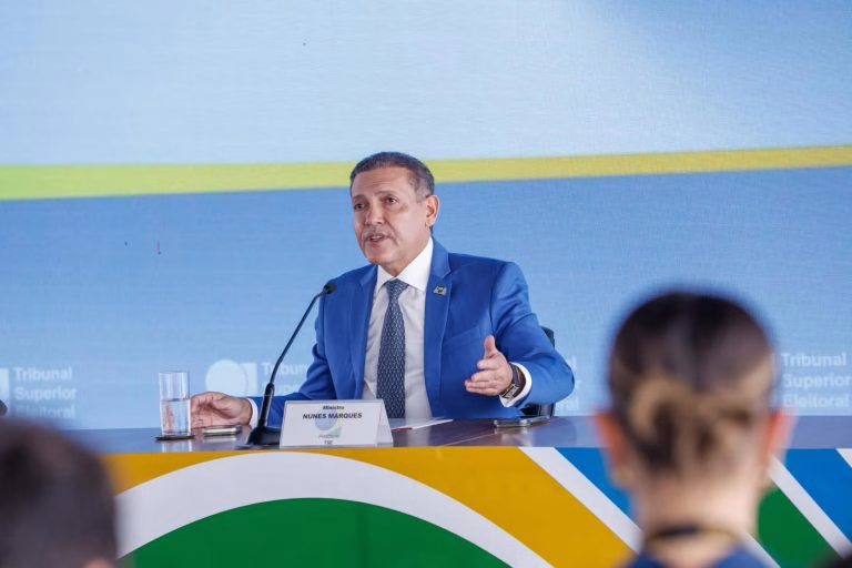 Presidente do TSE durante entrevista coletiva neste domingo