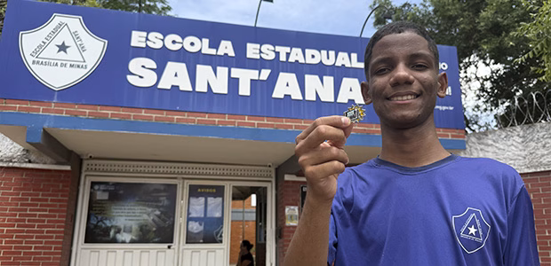 Estudante de ensino médio, Emanuel Carvalho recebe presente da Justiça Eleitoral.