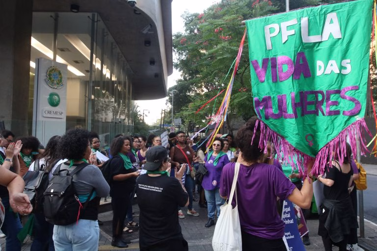 Projeto torna crime incentivar o suicídio em casos de violência doméstica Projeto torna crime incentivar o suicídio em casos de violência doméstica