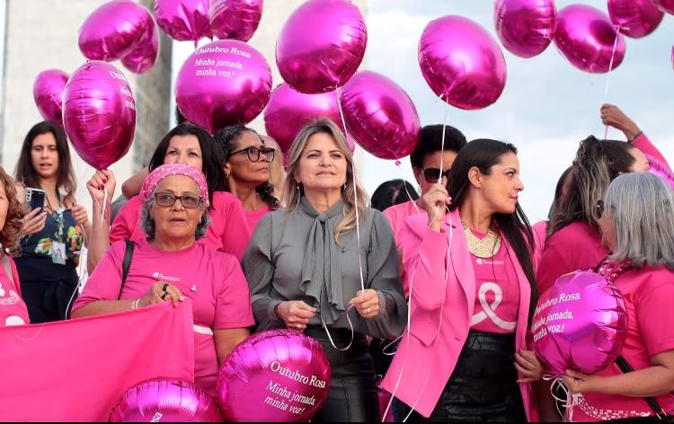 Outubro Rosa: deputada Flávia Morais fala sobre a importância do diagnóstico precoce 1 Soltura de balões em homenagem às mulheres com câncer de mama metastático. Dep. Flávia Morais (PDT-GO)