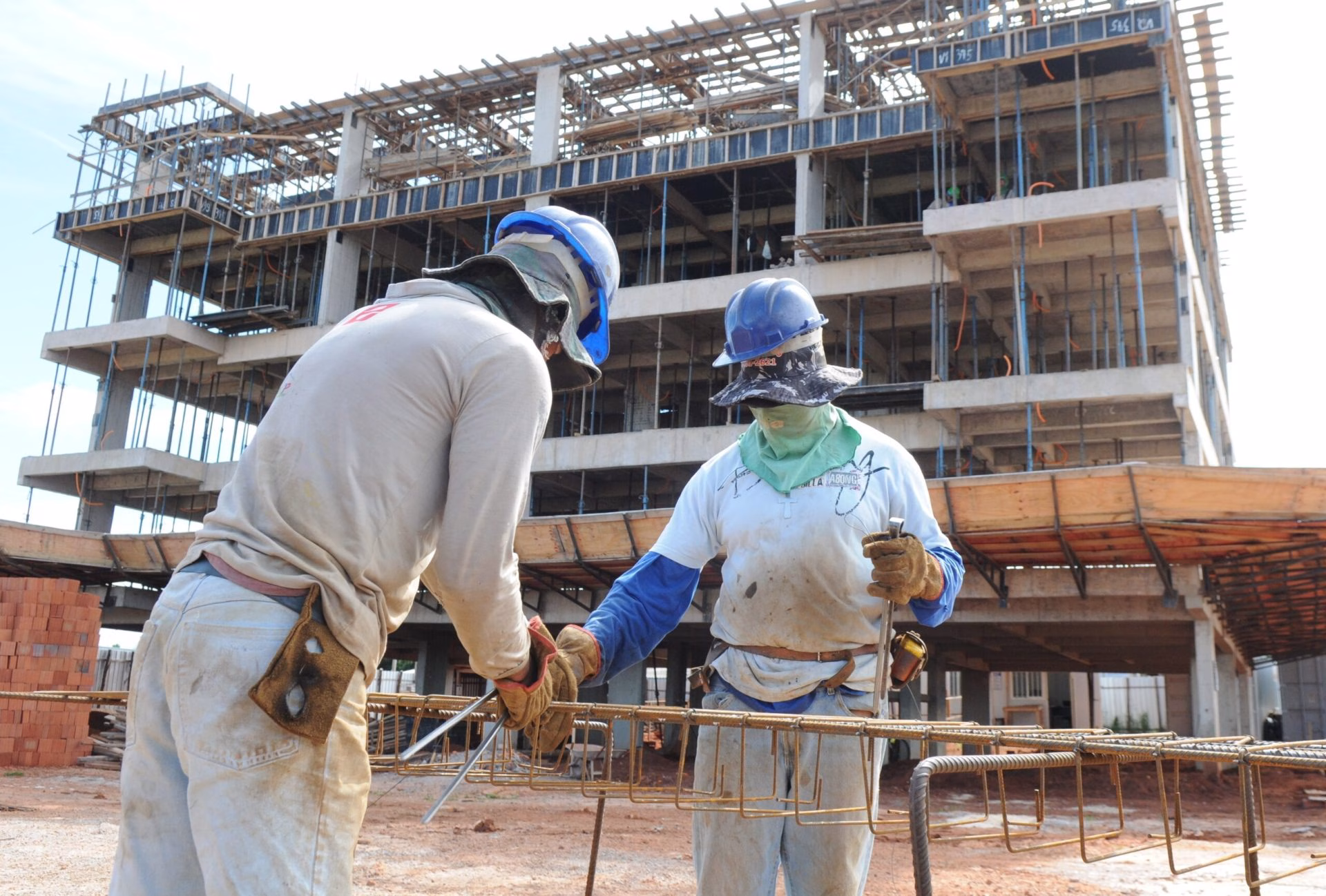 Taxa de desemprego tem queda e alcança menor resultado para setembro em 14 anos Ocupação do setor da Construção subiu 2,8%, equivalente a mais 210 mil pessoas no trimestre
