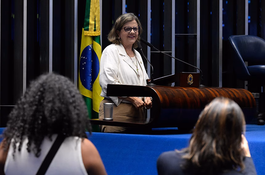 Teresa Leitão homenageia professores e defende recursos para educação Teresa Leitão homenageia professores e defende recursos para educação