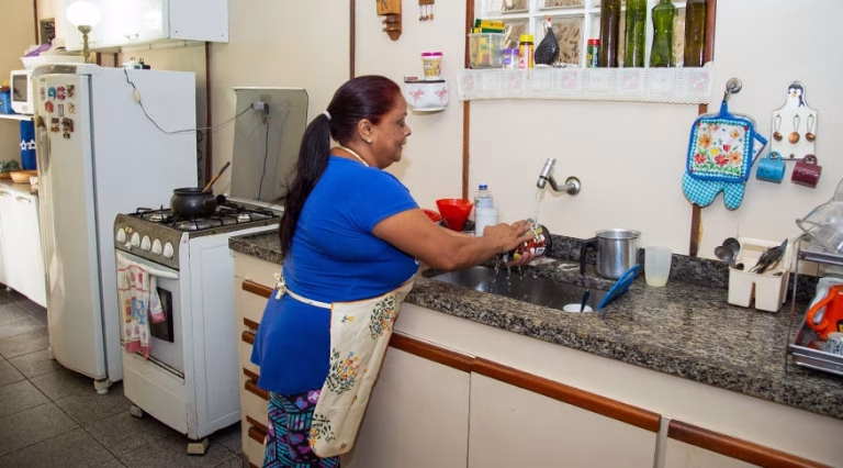 A modalidade “segurado facultativo de baixa renda” facilita o acesso à Previdência Social a quem se dedica exclusivamente ao trabalho doméstico na própria casa