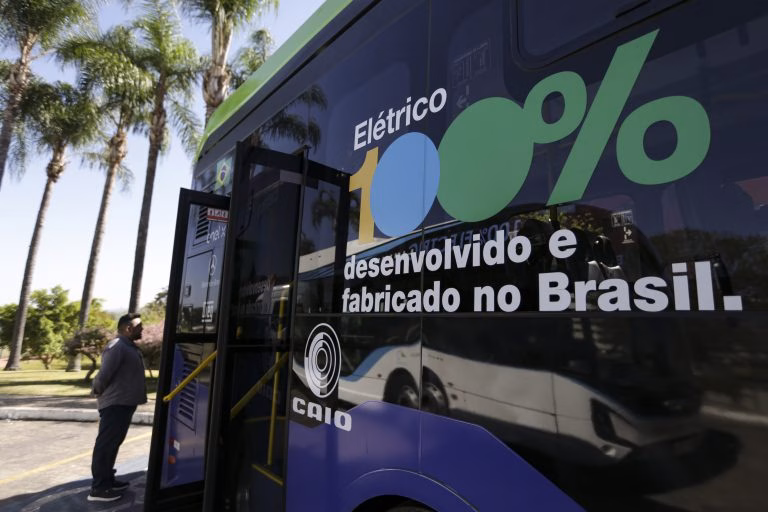 Projeto cria política nacional para eletrificar frota de ônibus e caminhões no Brasil Projeto cria política nacional para eletrificar frota de ônibus e caminhões no Brasil