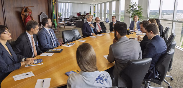 Presidente do TSE e ministros da propaganda se reúnem com plataformas digitais.
