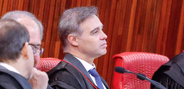 TSE manda retirar do ar vídeos com uso de inteligência artificial publicados por Flávio Bolsonaro TSE manda retirar do ar vídeos com uso de inteligência artificial publicados por Flávio Bolsonaro