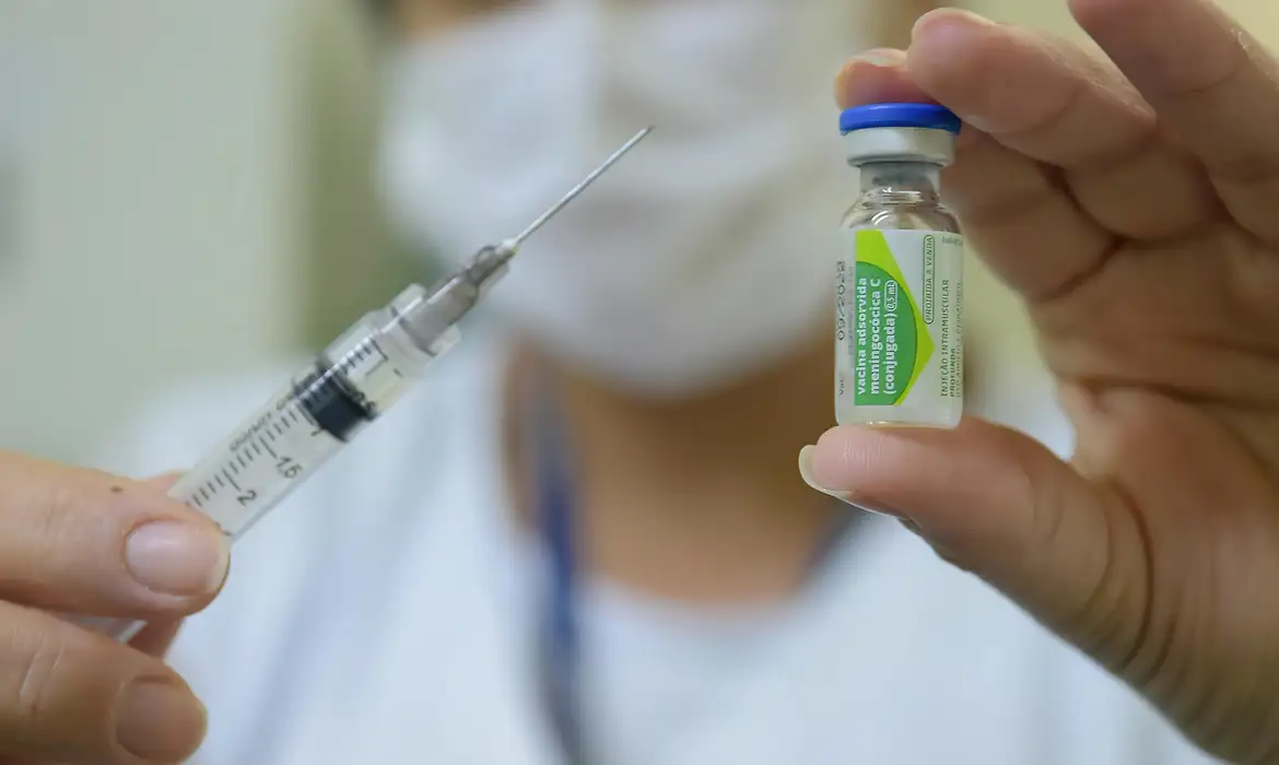 Saúde desenvolve painel para monitorar cobertura vacinal contra meningite em adolescentes Saúde desenvolve painel para monitorar cobertura vacinal contra meningite em adolescentes