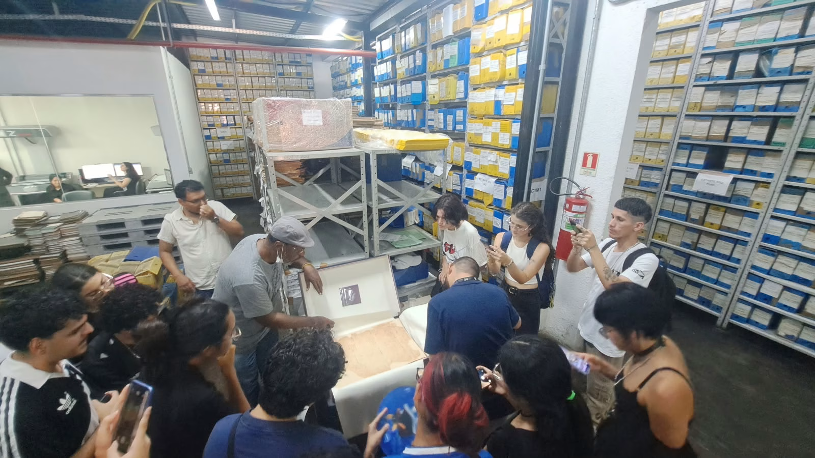 Visita de estudantes da Ufam ao Arquivo Central do TJAM reforça importância da preservação da memória da Justiça para a formação acadêmica