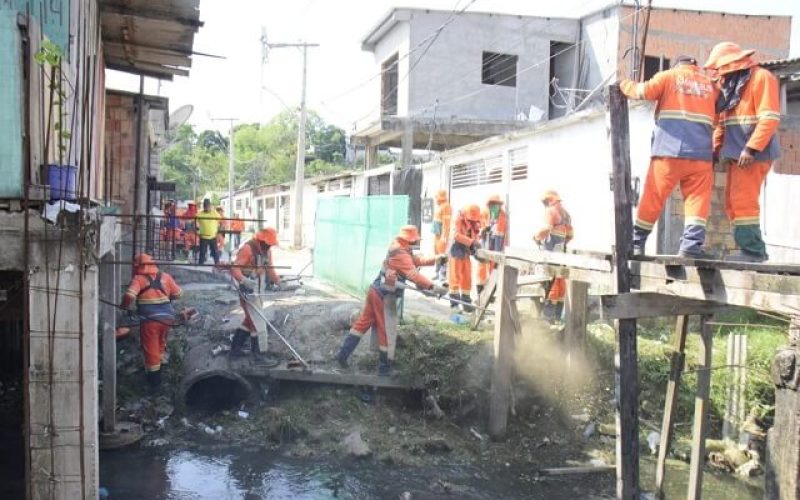 Comunidade Nossa Senhora do Perpétuo Socorro recebe ação de limpeza da Prefeitura de Manaus