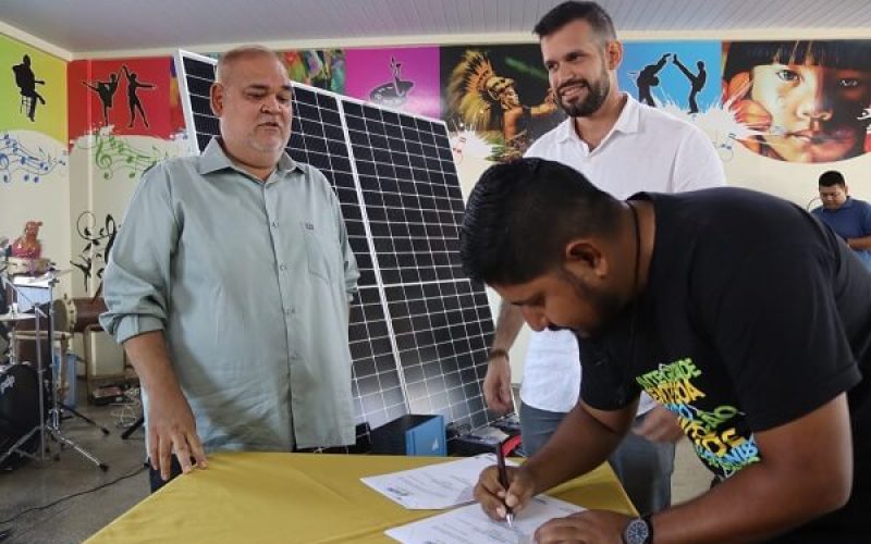 Em Maués, Governo do Amazonas realiza capacitação e entrega placas solares do programa Brilha Amazonas