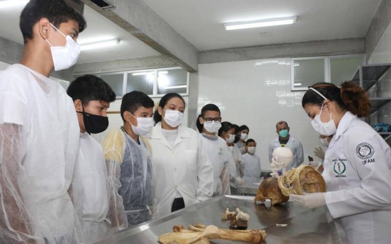Estudantes visitam laboratórios de ciências da Ufam
