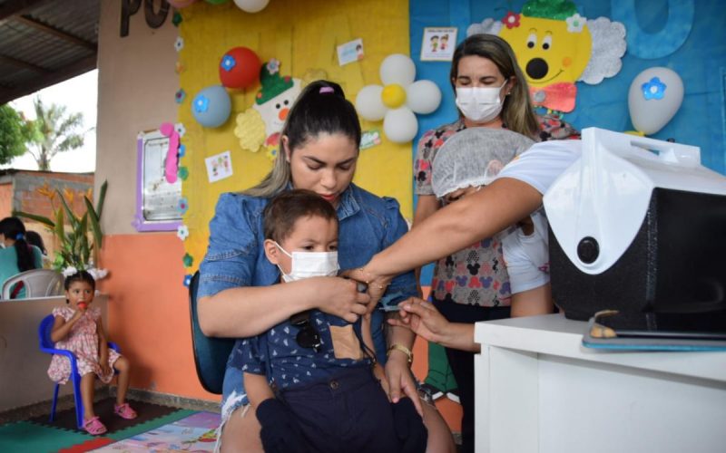 Famílias demonstram alívio e alegria com vacinação contra Covid-19 de crianças de 3 e 4 anos em Parintins