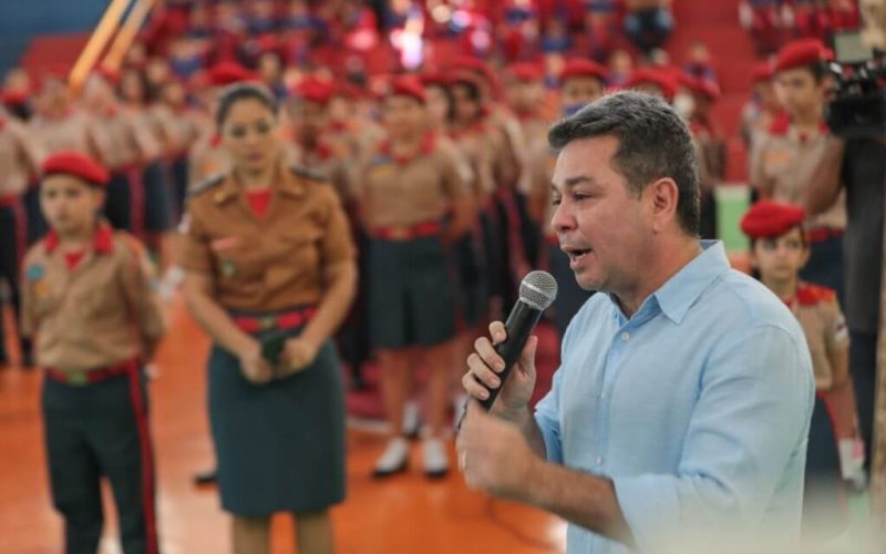 Governo do Amazonas inaugura laboratório de informática e entrega equipamentos digitais para colégio do Corpo de Bombeiros