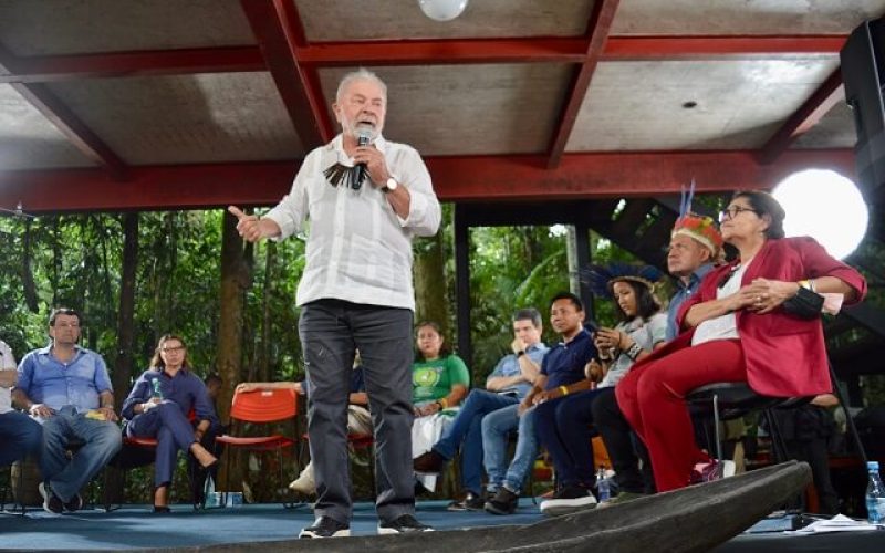 Lula recebe carta em defesa da Amazônia e das populações tradicionais extrativistas