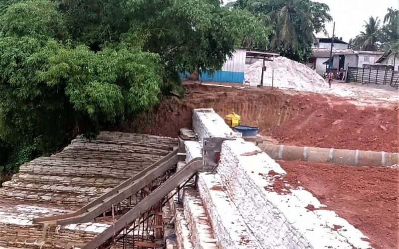 Obra de recuperação de processo erosivo na orla do município de Japurá está na reta final