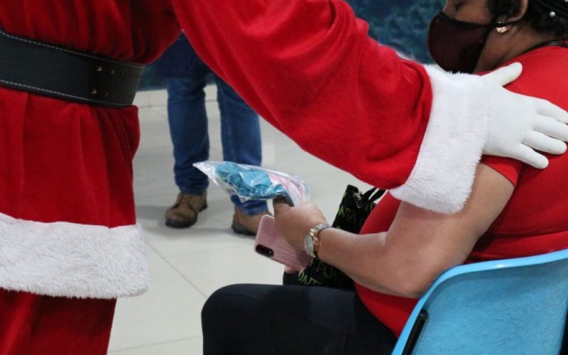 Pacientes da FCecon recebem visita do Papai Noel