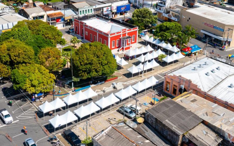 Prefeitura de Parintins monta tendas para vendedores ambulantes do Festival 2022