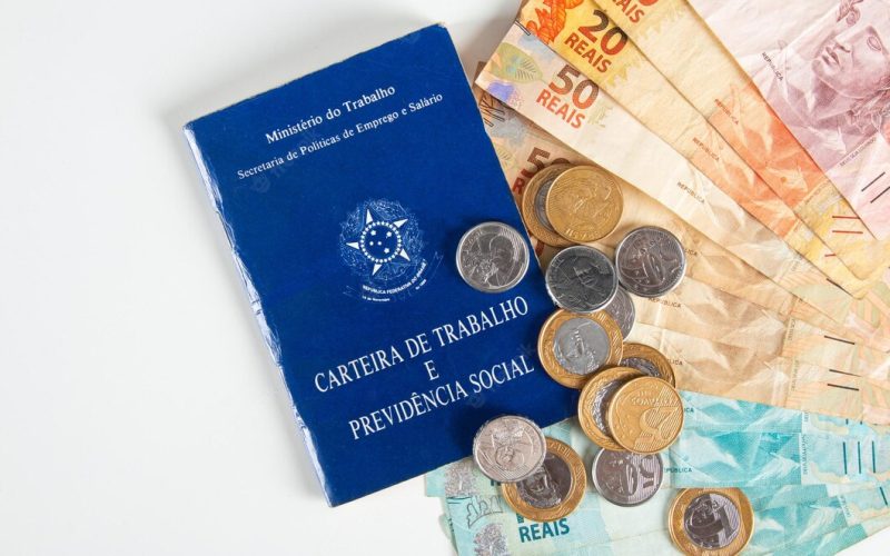 documento-brasileiro-de-trabalho-e-previdencia-social-carteira-de-trabalho-e-previdencia-social-com-notas-de-dinheiro-brasileiro_259266-2954
