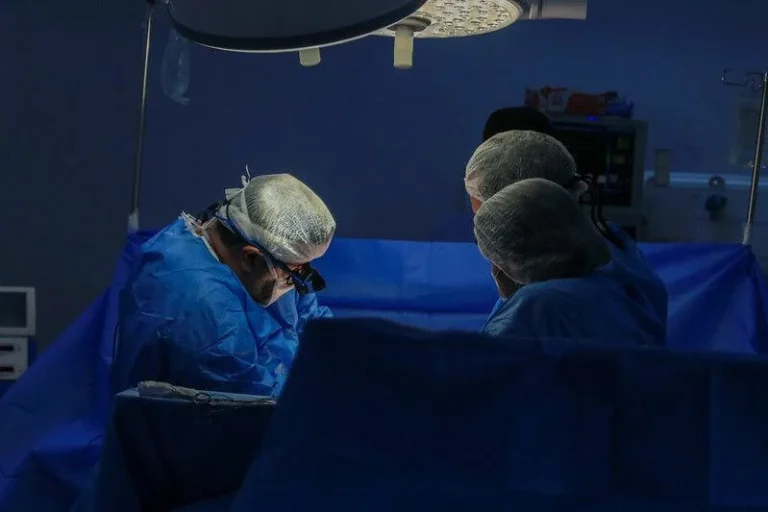 ‘A minha vitória chegou’, diz paciente que recebeu rim do marido no 45º transplante renal do ano realizado pelo Governo do Amazonas