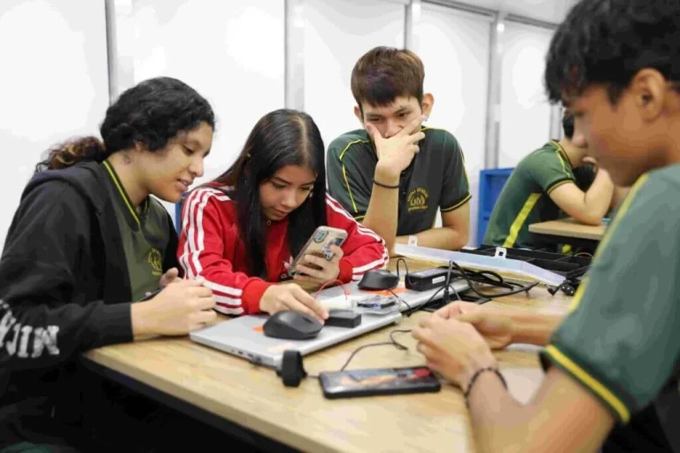 Em Laboratório Móvel De Engenharia, Alunos De Escola Estadual Desenvolvem Programação De Equipamentos