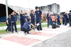 Alunos da Escola Maria Amélia realizam lançamento de foguetes em busca de índice para Olimpíada
