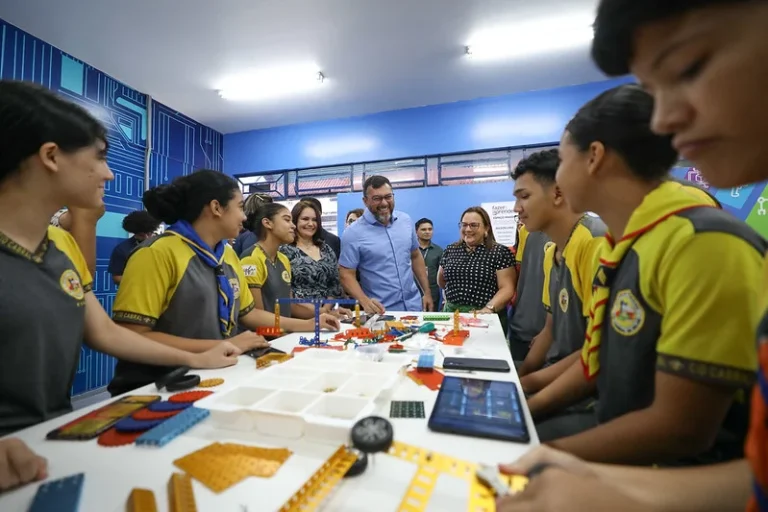 Alunos Na Escola Estadual Cid Cabral Da Silva Comemoram Entrega De Unidade Reformada Revitalizada