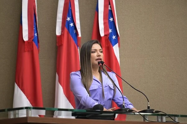 Aprovado PL de Joana Darc que garante o direito a Libras em conteúdo audiovisual de órgãos públicos do AM