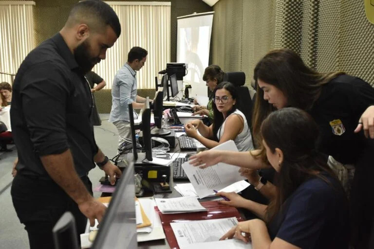 Aprovados para o cargo de delegado entregam documentos e exames médicos na Polícia Civil do Amazonas