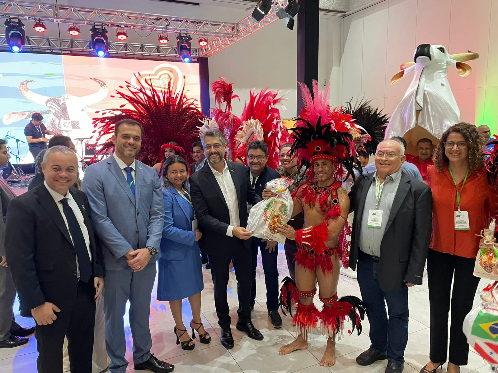 Boi Garantido encerra com espetáculo a reunião dos governadores da Amazônia Legal 14 Boi Garantido encerra com espetáculo a reunião dos governadores da Amazônia Legal