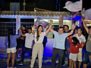 Brena Dianná E Massilon Cursino Iniciam Campanha à Prefeitura De Parintins Com Adesivaço Na Madrugada