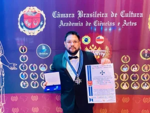 Câmara Brasileira de Cultura condecora jornalista com a Cruz do Mérito da Comunicação