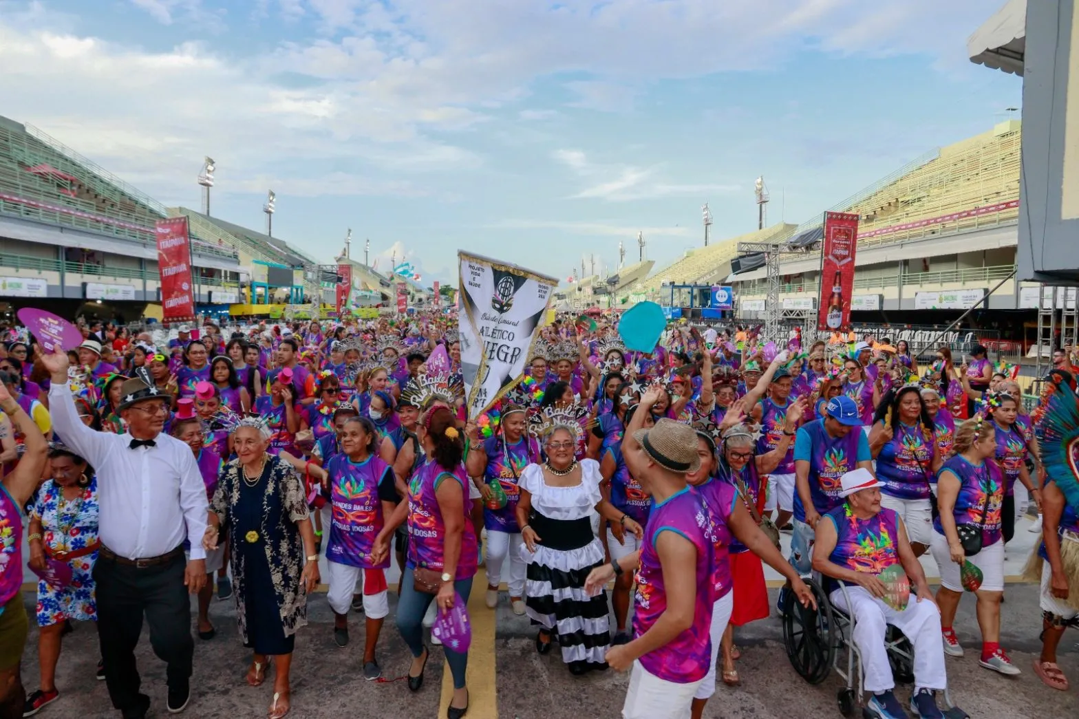 Carnaval na Floresta: Desfile de grupos de idosos do Governo do Amazonas abre a noite do Grupo Especial no Sambódromo