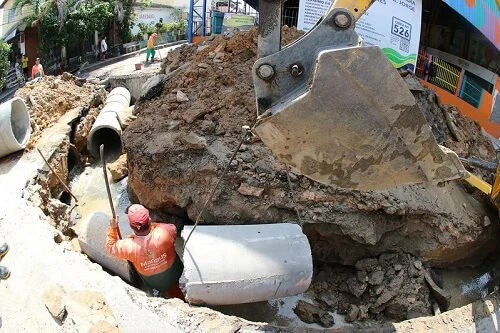 Cerca de 12 servidores da Seminf trabalham na implantação dos tubos em concreto e ferro, por onde as águas terão o destino correto, colocando fim às inundações da área. 17 Cerca de 12 servidores da Seminf trabalham na implantação dos tubos em concreto e ferro, por onde as águas terão o destino correto, colocando fim às inundações da área.