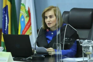 Conselheira Do Tce Am Suspende Pregão Da Uea Em Tabatinga