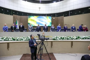 Conselheiro-ouvidor do TCE-AM participa de homenagem a procurador e defensor na Câmara de Manaus