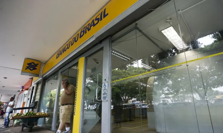 Fachada De Agência Do Banco Do Brasil.