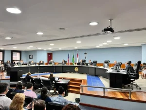 Destacando feitos do ex-governador, Pleno do TCE-AM presta homenagens a Amazonino Mendes