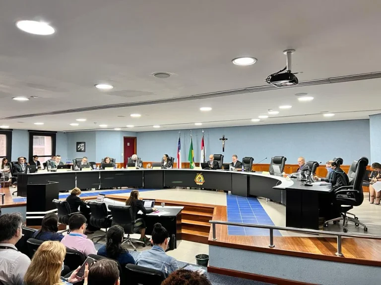 Destacando feitos do ex-governador, Pleno do TCE-AM presta homenagens a Amazonino Mendes