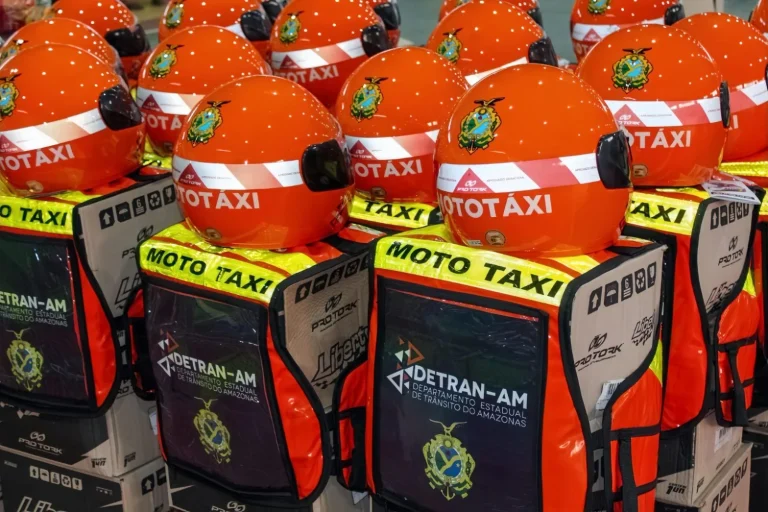 Detran-AM entrega 305 kits de segurança para mototaxistas de Anori e Beruri