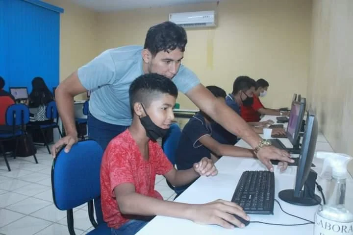 Escola De Idiomas E Informática