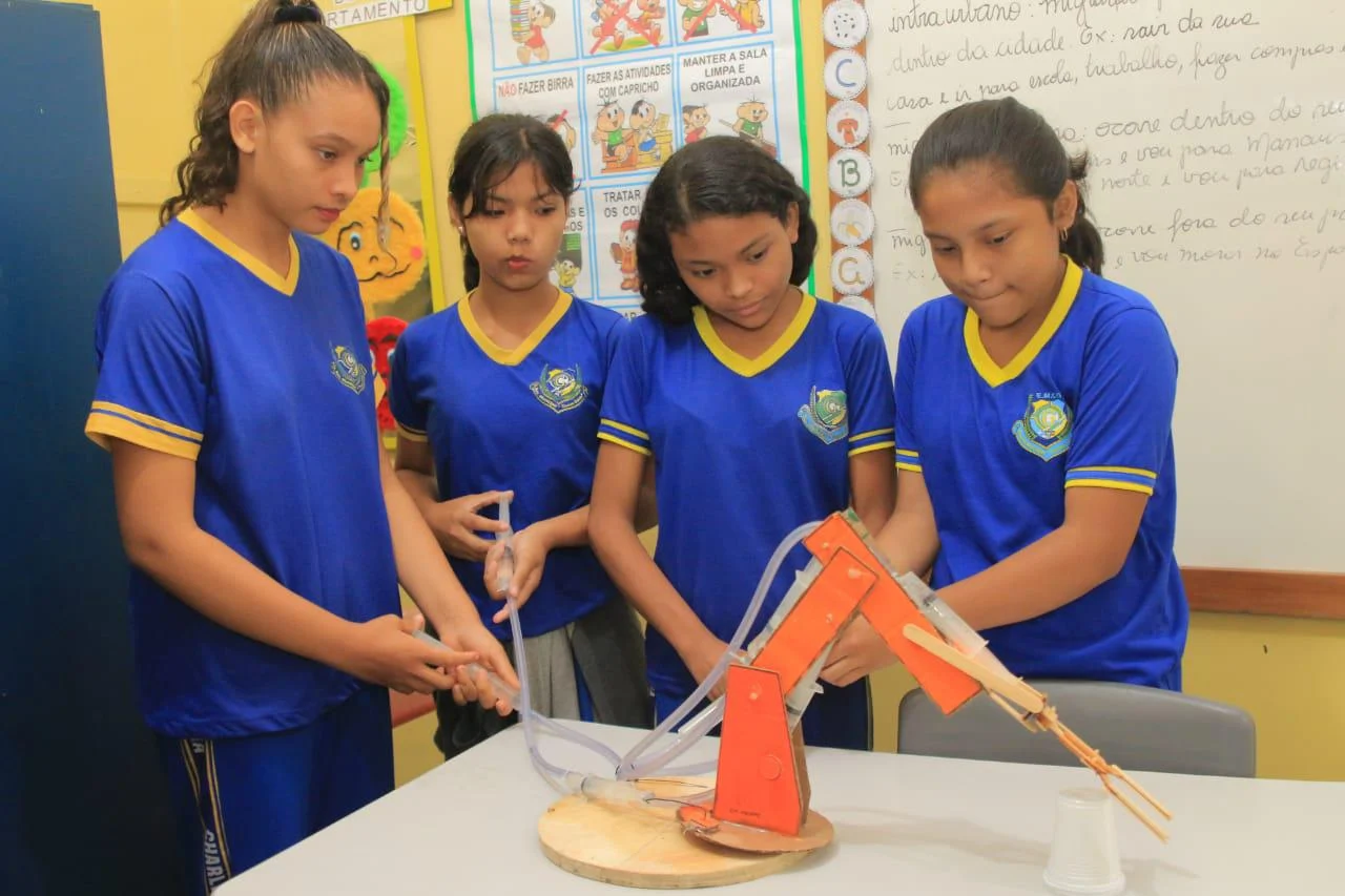 Escola Municipal Charles Garcia transforma materiais recicláveis em robótica